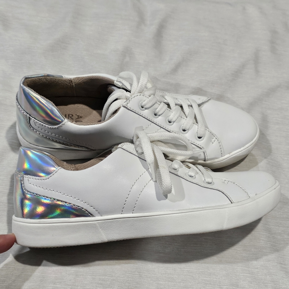 White Sneakers NATURALIZER